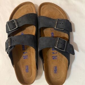 Dark navy blue Arizona Birkenstock’s size 11